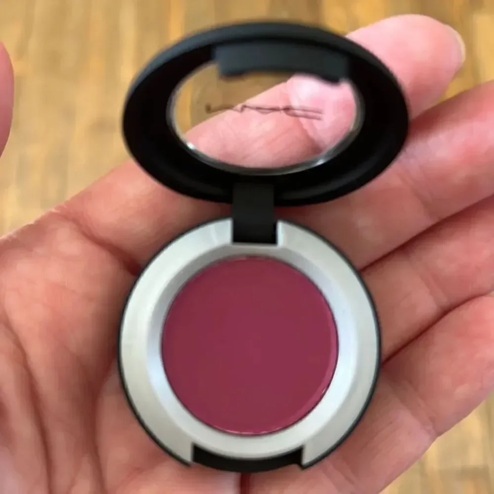 Mac Powder Kiss Soft Matte Eyeshadow Lens Blur